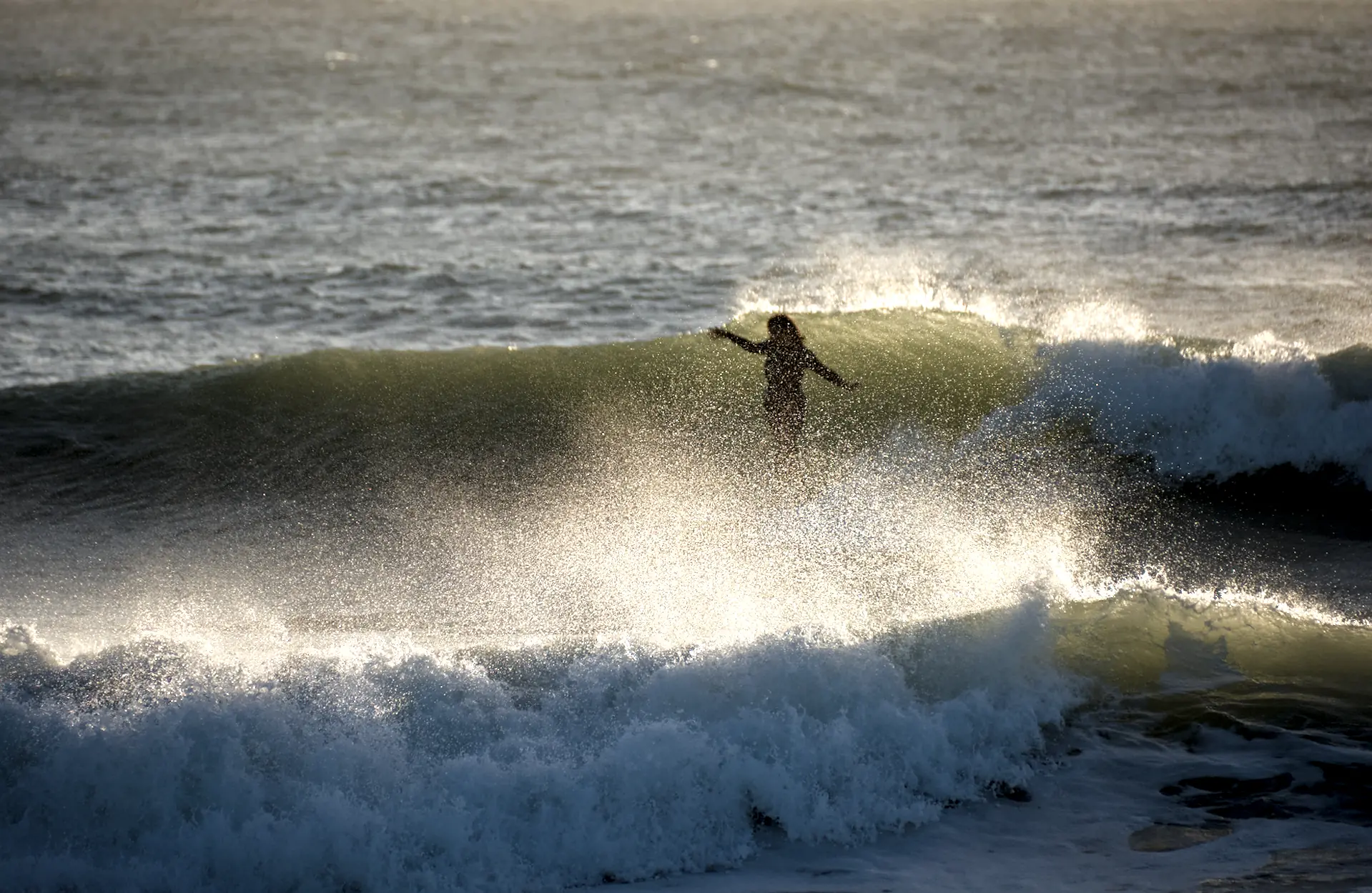 Surfeuse au Sunset Dakhla Ocean